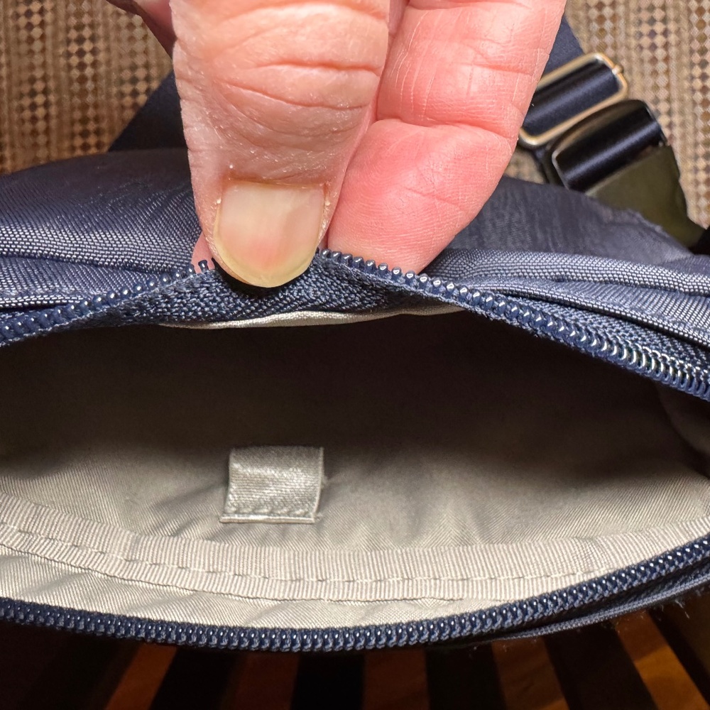 Baggallini "Modern Belt Bag / Sling Bag" Classic Navy  Like New! - Picture 6 of 9